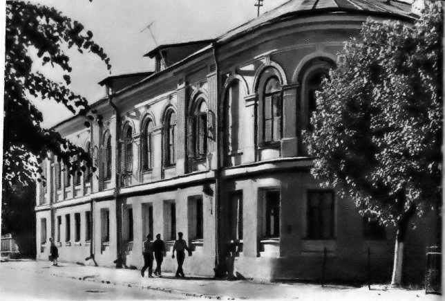 В этом доме жил великий русский сатирик М. Е. Салтыков-Щедрин