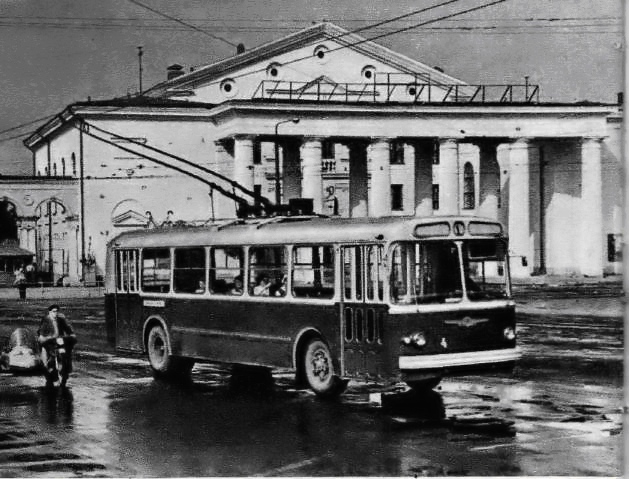На улицах города появился троллейбус