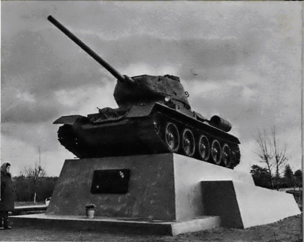 Памятник-танк, напоминающий о боях за город Калинин в годы Великой Отечественной войны.